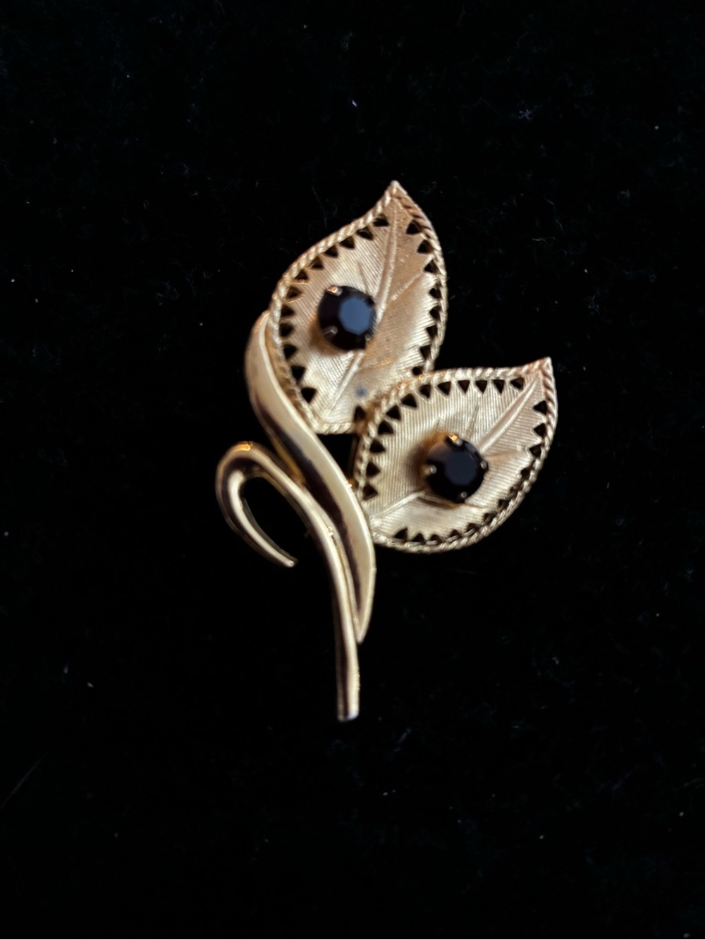 VINTAGE EUC 80S CELEBRITY GOLD-TONE LEAF BROOCH WITH RED RHINESTONES - Picture 2 of 8